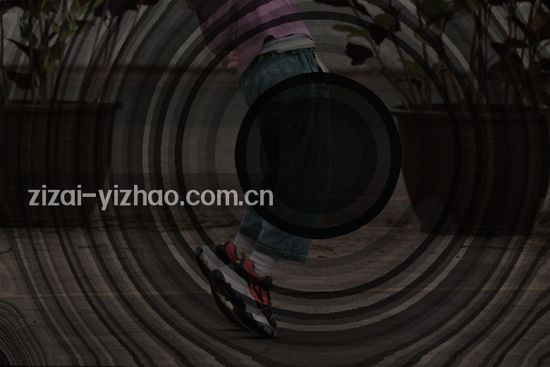 绿茵场上全力冲刺破门
